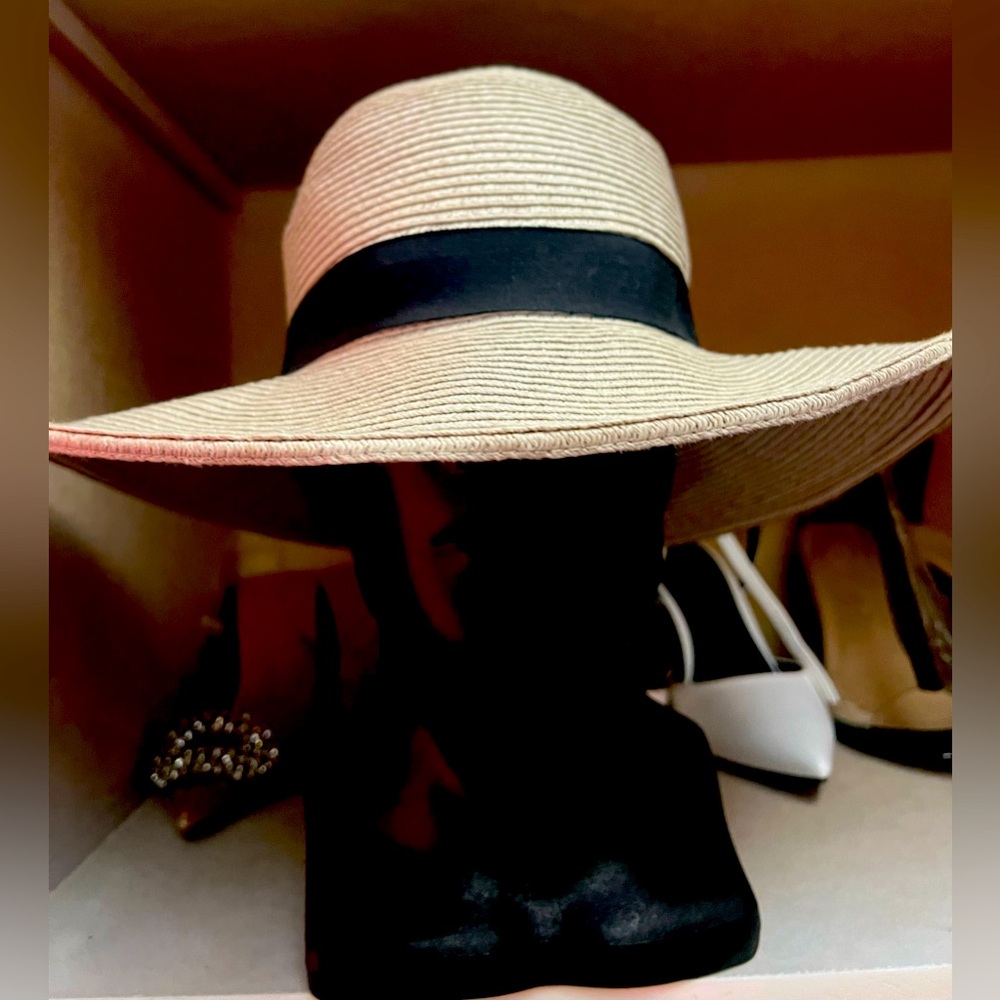 Tan Scala hat .